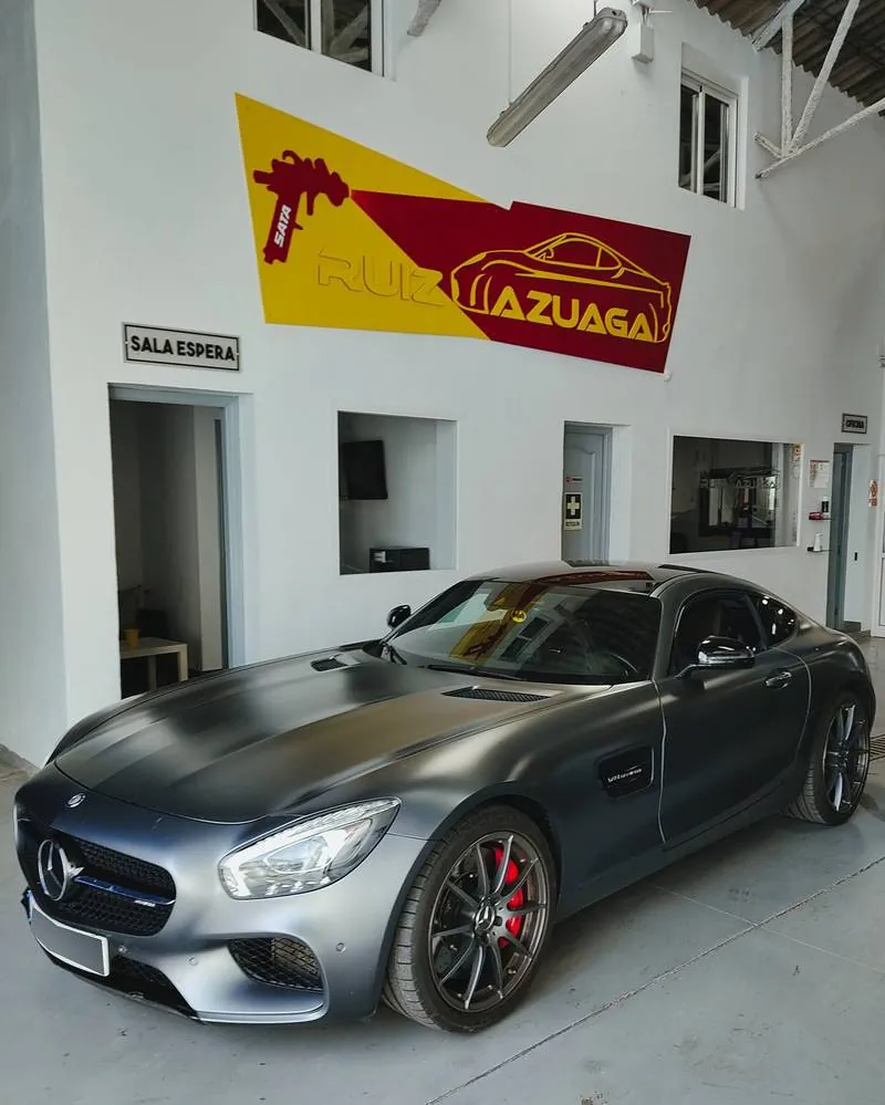 Mercedes-AMG GT frente al logo de Taller Ruiz Azuaga tras su reparación
